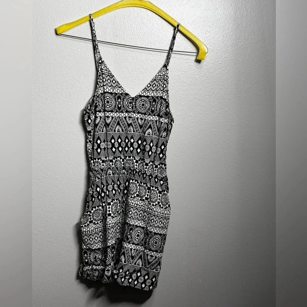 Divided By H&M Women Black/white Romper Shorts Size‎ 2.